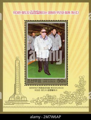 2012 Nordkorea-Stempel. Zum 1. Todestag von Kim Jong Il, 1941-2011. Foto mit Kim Jong UN. Stockfoto