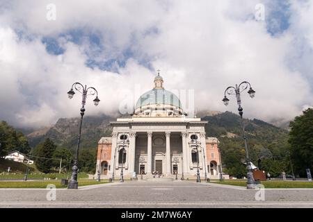 Blick auf den religiösen Komplex Oropa in der Nähe von Biella, Piemont, Italien Stockfoto