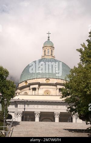 Blick auf den religiösen Komplex Oropa in der Nähe von Biella, Piemont, Italien Stockfoto