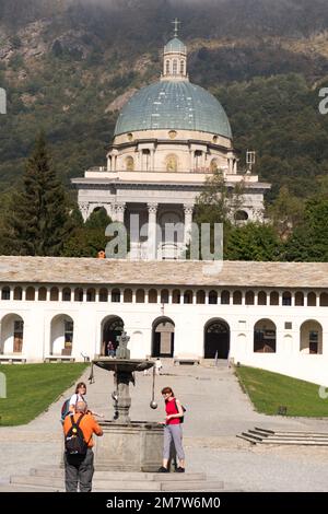 Blick auf den religiösen Komplex Oropa in der Nähe von Biella, Piemont, Italien Stockfoto