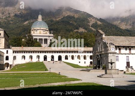 Blick auf den religiösen Komplex Oropa in der Nähe von Biella, Piemont, Italien Stockfoto