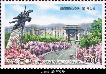 2012 Nordkorea-Stempel. Internationale Stempelausstellung PLANETE TIMBRES 2012 - Paris. Frankreich. Triumphbogen von der Chollima-Statue, Pjöngjang Stockfoto