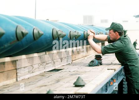 Ein Mitglied des 5. Munitions Maintenance Squadron zieht die Nasenstopfen von 750 Pfund Bomben während der Gallant Eagle '82 Übung fest. Betreff Betrieb/Serie: GALLANT EAGLE '82 Base: Biggs Army Air Field, El Paso Bundesstaat: Texas (TX) Land: Vereinigte Staaten von Amerika (USA) Stockfoto