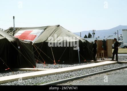 Ein Blick auf ein Air Transportable Hospital vom Regionalkrankenhaus auf dem Luftwaffenstützpunkt März, das während der Übung Gallant Eagle '82 zur medizinischen Notfallbehandlung gebracht wurde. Betreff Betrieb/Serie: GALLANT EAGLE '82 Base: Biggs Army Air Field, El Paso Bundesstaat: Texas (TX) Land: Vereinigte Staaten von Amerika (USA) Stockfoto