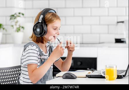 Präteen Mädchen auf Online-Unterricht Stockfoto