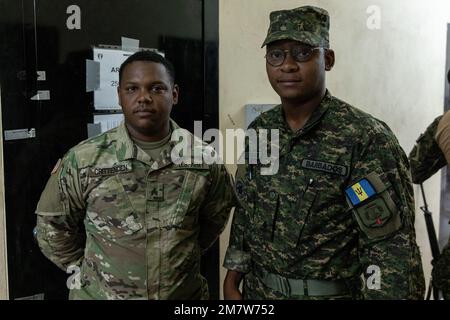 Andreus Crittenden, Sergeant der Nationalgarde der Kentucky Army, posiert am 14. Mai 2022 für ein Foto mit dem 2. LT. Tevin Maynard der Barbados-Streitkräfte im Gewehrraum in Price Barracks, Belize. Crittenden bietet Partnerländern im Rahmen von Operation Tradewinds 2022, einem US-amerikanischen Unternehmen, Unterstützung bei der Rüstung, Logistik und Wartung Mission des südlichen Kommandos Stockfoto