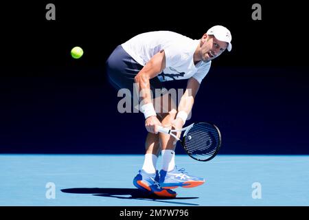 Melbourne, Australien. 11. Januar 2023. Novak Djokovic übt in der Rod Laver Arena vor den Australian Open 2023 in Melbourne, Australien. Sydney Low/Cal Sport Media/Alamy Live News Stockfoto