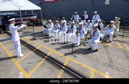 Eine Navy-Band tritt während der Inbetriebnahme des Zerstörers der Arleigh-Burke-Klasse USS Frank E. Petersen Jr. (DDG 121) in Charleston, S.C. am 14. Mai 2022 auf. Benannt wurde das Schiff nach dem Lieutenant General des Marine Corps, dem ersten afroamerikanischen Marine Corps Piloten und General Officer des Marine Corps. 1988 zog er sich nach 38 Dienstjahren aus dem Marine Corps zurück. Inbetriebnahme, DDG 121, Marine Corps, Navy, Petersen, USS Frank E. Petersen Jr. Stockfoto