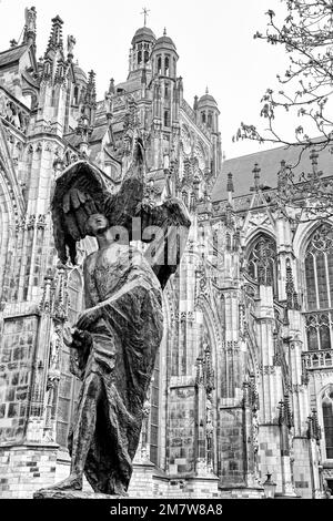 Statue vor St. John's Cathedral in Hertogenbosch, Niederlande Stockfoto