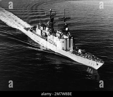 Steuerbord-Bugblick des im Gange befindlichen Raketenzerstörers USS CHANDLER (DDG-996) aus der Luft. Land: Unbekannt Stockfoto