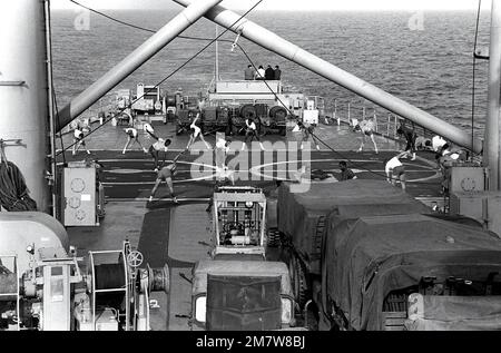 USA Marines üben auf dem Cockpit des Panzerlandeschiffs USS FRESNO (LST-1182) während des Trainingsteams Spirit '82 auf dem Weg nach Südkorea. Betreff Operation/Serie: TEAMGEIST '82 Land: Südchinesisches Meer Stockfoto