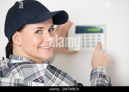 schöne Mädchen ist ein Kessel Unternahme Stockfoto