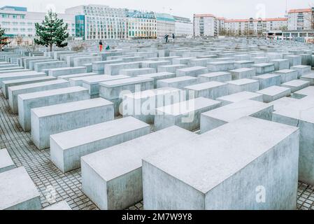 Berlin - 6. April 2017: Holocaust-Gedenkstätte im Zentrum der Stadt Berlin Stockfoto