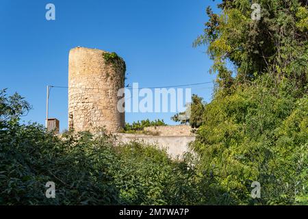 Felanitx, Spanien; januar 05 2023: Alte Steinmühle, die in ein Haus namens molino de n'hereu umgewandelt wurde, in der mallorquinischen Stadt Felanitx, Spanien Stockfoto