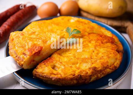 Chorizo-Kartoffel-Omelette. Das Kartoffel-Omelett oder spanisches Omelett ist ein Omelett oder Omelett, dem gehackte Kartoffeln zugesetzt werden. Stockfoto