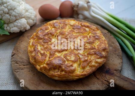 Blumenkohl-Kartoffel-Omelett. Das Kartoffel-Omelett oder spanisches Omelett ist ein Omelett oder Omelett, dem gehackte Kartoffeln zugesetzt werden. Stockfoto