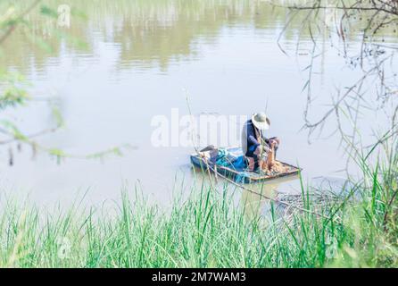 Ein alter Mann, der im Kanal angeln will. Ein Fischer. Stockfoto