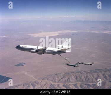 Ein Blick auf ein Extender-Flugzeug des Typs KC-10A, das eine F-16 betankt, die im Flug gegen Falcon kämpft. EIN F-4 Phantom II Flugzeug fliegt nach hinten. Basis: Luftwaffenstützpunkt Edwards Bundesstaat: Kalifornien (CA) Land: Vereinigte Staaten von Amerika (USA) Stockfoto