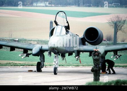 Eine linke Vorderansicht eines A-10 Thunderbolt II-Flugzeugs vom taktischen Kampfflugflügel 81., der an Übung UREX '82 teilnimmt. Betreff Betrieb/Serie: UREX '82 Basis: Sembach Luftwaffenstützpunkt Land: Deutschland / Deutschland (DEU) Stockfoto