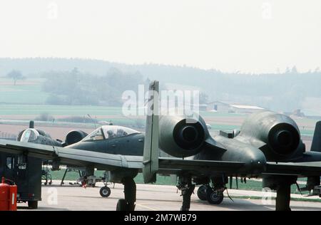 Rückansicht eines A-10 Thunderbolt II-Flugzeugs aus dem taktischen Kampfflugflügel 81., der an Übung UREX '82 teilnimmt. Betreff Betrieb/Serie: UREX '82 Basis: Sembach Luftwaffenstützpunkt Land: Deutschland / Deutschland (DEU) Stockfoto