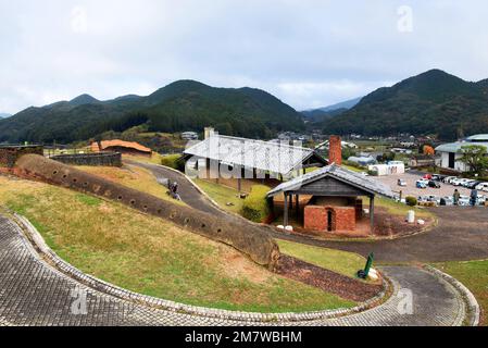 Ceramics Park Hasami in Japan - ein berühmter Ort für Keramikproduktion auf der Insel Kyushu, Keramiköfen verschiedener Formen Stockfoto