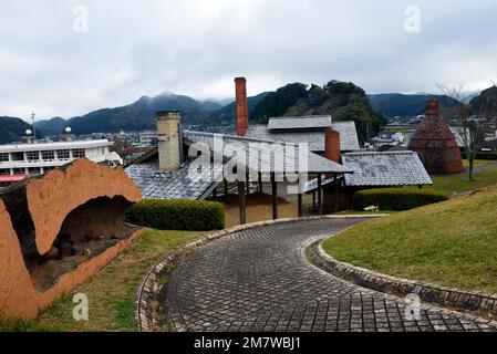 Ceramics Park Hasami in Japan - ein berühmter Ort für Keramikproduktion auf der Insel Kyushu, Keramiköfen verschiedener Formen Stockfoto