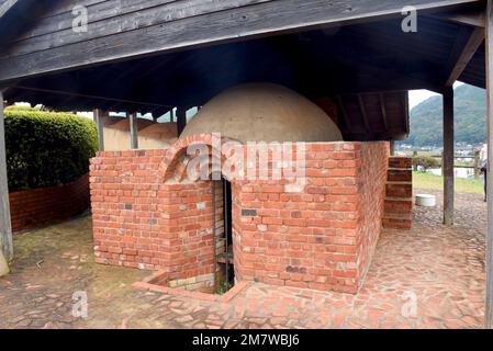 Ceramics Park Hasami in Japan - ein berühmter Ort für Keramikproduktion auf der Insel Kyushu, Keramiköfen verschiedener Formen Stockfoto