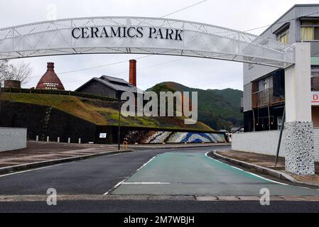 Ceramics Park Hasami in Japan - ein berühmter Ort für Keramikproduktion auf der Insel Kyushu, Keramiköfen verschiedener Formen Stockfoto