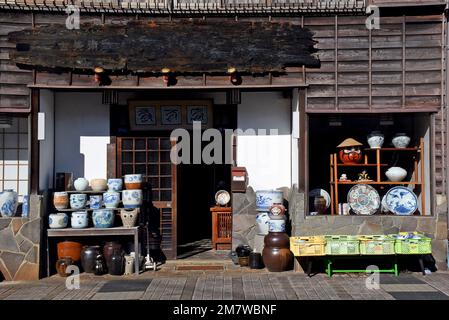 Eintritt in ein japanisches Töpferstudio und Geschäft in der Stadt Arita auf Kyushu Island. Bunte Porzellanstücke im Imari-Stil Stockfoto