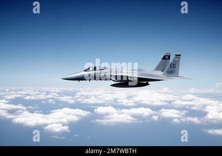 Eine Air-to-Air-Ansicht von links eines F-15 Eagle-Flugzeugs vom taktischen Kampfflugflügel 33., Luftwaffenstützpunkt Eglin, Florida, während Operation Ocean Venture. Betreff Operation/Serie: OCEAN VENTURE Country: Unbekannt Stockfoto