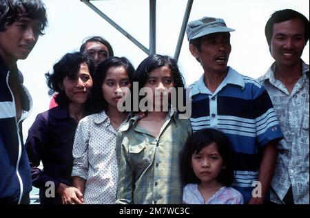 Ein vietnamesischer Mann und seine Familienmitglieder warten darauf, vom Handelsschiff USNS MASON LYKES des Sealift-Kommandos zu gehen. Sie gehörten zu einer Gruppe von 59 Flüchtlingen, die von der Besatzung der MASON LYKES aus einem kleinen Boot auf dem offenen Meer gerettet wurden. Basis: Marinestützpunkt, Subic Bay Staat: Luzon Land: Philippinen (PHL) Stockfoto