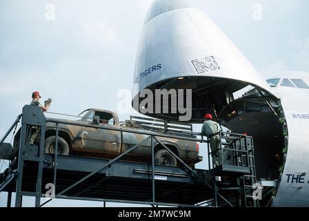 Die linke Vorderansicht eines 747-Frachtflugzeugs als Pick-up-Truck wird während der Operation Ocean Venture '82 von einem Cochran-Aufzuglader an Bord transportiert. Betrifft Operation/Serie: OCEAN VENTURE '82 Basis: Fort Campbell Bundesstaat: Kentucky (KY) Land: Vereinigte Staaten von Amerika (USA) Stockfoto