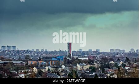 Glasgow, Schottland, Vereinigtes Königreich 11. Januar 2023. UK Weather: Nass und windig sah stürmischer Himmel über dem westlichen Ende der Stadt und das höchste denkmalgeschützte Gebäude in Schottland, der anniesland Court Tower. Credit Gerard Ferry/Alamy Live News Stockfoto