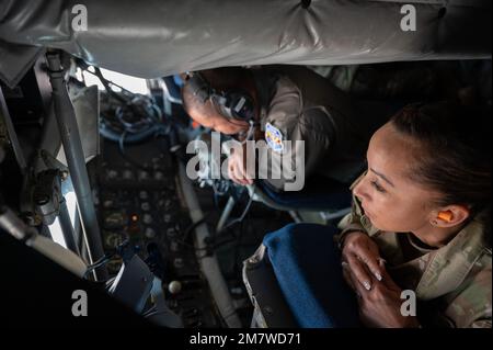 Arizona Air National Guardsman Tech Sgt. Anna Solis, beobachtet am 14. Mai 2022 eine Luftbetankungsstation als Incentive Flyer über Arizona. Der 161. Luftbetankungsstaffel betankt F-16, die Falcons aus dem 162. Flügel bekämpft. Stockfoto