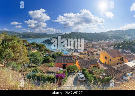 Panoramablick auf Hafen und Dorf Porto Azzurro, Elba-Inseln, Toskana, Italien Stockfoto