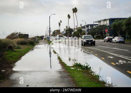 Alameda, Usa. 10. Januar 2023. Eine überflutete Straße in Alameda, bedeckt mit Wasser. Starke Sturmsysteme haben Kalifornien ein paar Tage lang getroffen, Tausende von Menschen sind von Stromausfällen, Straßensperrungen, umgestürzten Bäumen und Überschwemmungen betroffen. Der Sturm hat in Kalifornien bereits mindestens vierzehn Tote und mehrere Verletzte gefordert. In einer der Städte in der San Francisco Bay Area kam es auch in Alameda zu Überschwemmungen wie in anderen Städten in Kalifornien. Aber glücklicherweise war die Lage in Alameda besser als in den meisten kalifornischen Städten. Kredit: SOPA Images Limited/Alamy Live News Stockfoto