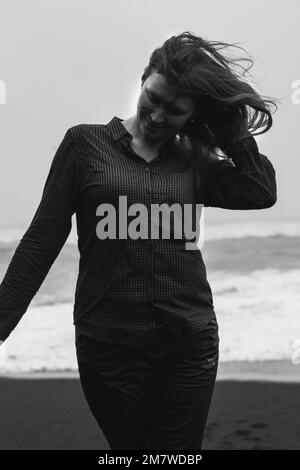 Nahaufnahme einer lustigen Frau auf Island Beach monochromes Porträtbild Stockfoto