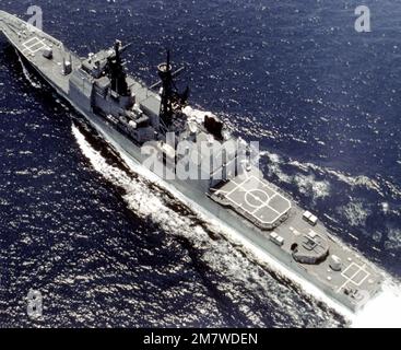 Ein Hafenviertel-Blick aus der Luft auf den Aegis-gesteuerten Raketenkreuzer TICONDEROGA (CG-47), der während seiner ersten Versuche auf See im Einsatz ist. Land: Golf Von Mexiko Stockfoto