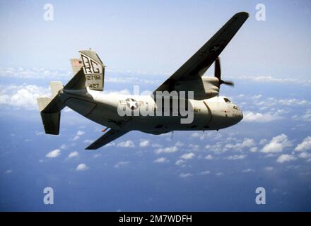 Eine Air-to-Air-Seitenansicht eines C-2A-Windhundflugzeugs aus dem Fleet Logistic Support Squadron 50 (VRC-50). Land: Mittelmeer (MED) Stockfoto