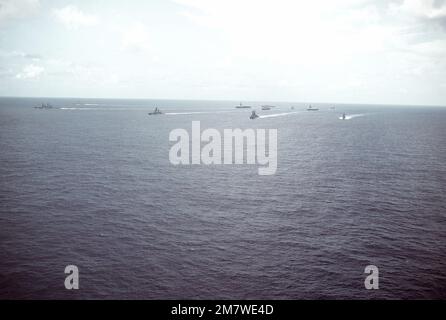 Luftbrücke eines Teils der Task-Gruppe 70, einschließlich des amphibischen Kommandoschiffs USS BLUE RIDGE (LCC-19) und der Flugzeugträgergruppen USS RANGER (CV-61) und MIDWAY (CV-41), die derzeit im Gange sind. Land: Philippinische See Stockfoto