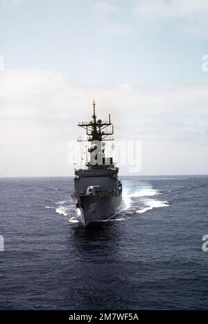 Ein Hafenbogenblick auf den Zerstörer der Spruance-Klasse USS INGERSOLL (DD-990), der vor der Küste Südkaliforniens unterwegs ist. Land: Pazifik (POC) Stockfoto