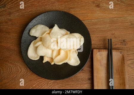 Garnelencrackers: Ein frittierter Snack aus Stärke und Garnelen, der in der südostasiatischen Küche üblich ist Stockfoto