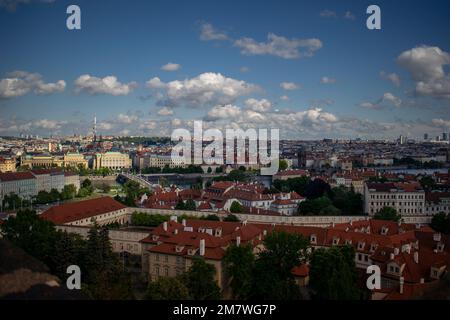 Ein Blick aus der Vogelperspektive auf die roten Dächer von Prag, Tschechien unter einem wolkigen blauen Himmel Stockfoto