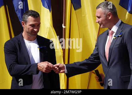 Kiew, Ukraine 23. August 2020: Rede des Bürgermeisters von Kiew Vitali Klitschko und seines Bruders WLA zu Ehren der ukrainischen Nationalflagge an das Volk Stockfoto