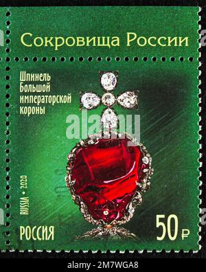 MOSKAU, RUSSLAND - 12. JULI 2022: In Russland gedruckte Briefmarken zeigen Schmuck des Gokhran State Fund of Precious Metals, Treasures of Russia ser Stockfoto