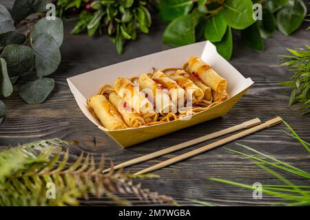 Gebratene Frühlingsrollen mit süßer Chilisauce Stockfoto