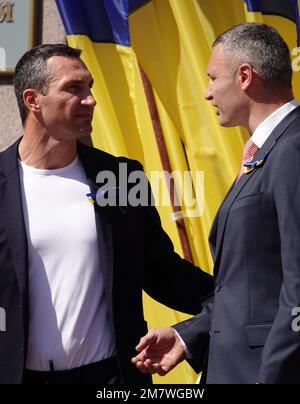 Kiew, Ukraine 23. August 2020: Rede des Bürgermeisters von Kiew Vitali Klitschko und seines Bruders WLA zu Ehren der ukrainischen Nationalflagge an das Volk Stockfoto