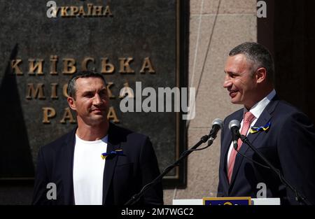 Kiew, Ukraine 23. August 2020: Rede des Bürgermeisters von Kiew Vitali Klitschko und seines Bruders WLA zu Ehren der ukrainischen Nationalflagge an das Volk Stockfoto