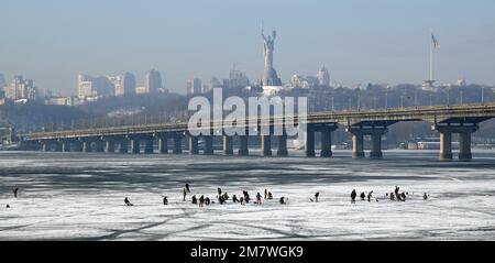 Kiew, Ukraine 23. Januar 2021: Eisfischer auf Eis im Winter Stockfoto