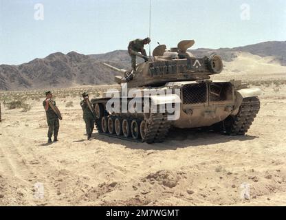 Marines vom 3. Panzerbataillon, laden Sie ihren M-60A1-Panzer mit Munition. Basis: Twentynine Palms Bundesstaat: Kalifornien (CA) Land: Vereinigte Staaten von Amerika (USA) Stockfoto